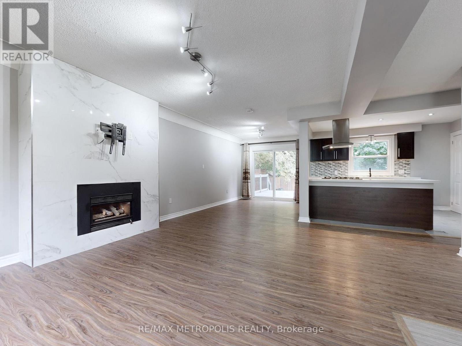 2098 Maplewood Drive, Burlington, Ontario  L7R 2C5 - Photo 8 - W12486018