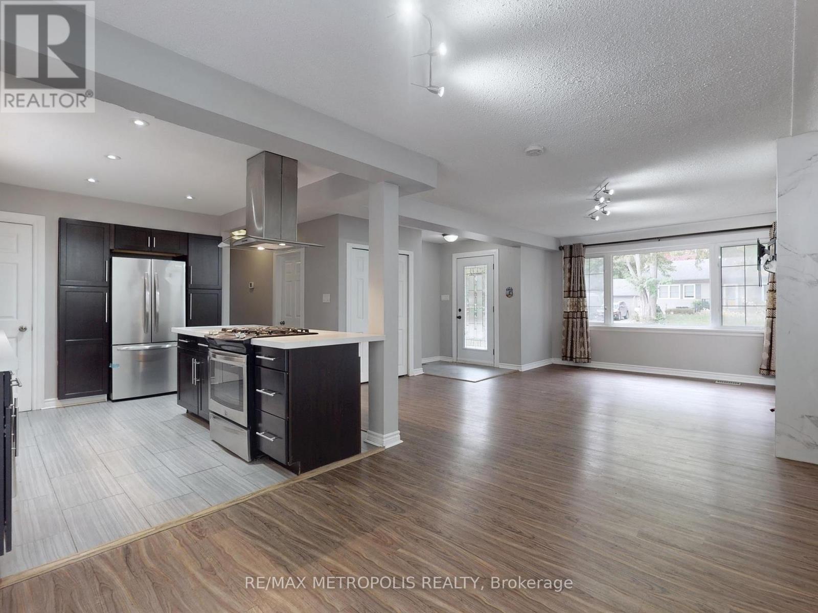 2098 Maplewood Drive, Burlington, Ontario  L7R 2C5 - Photo 9 - W12486018