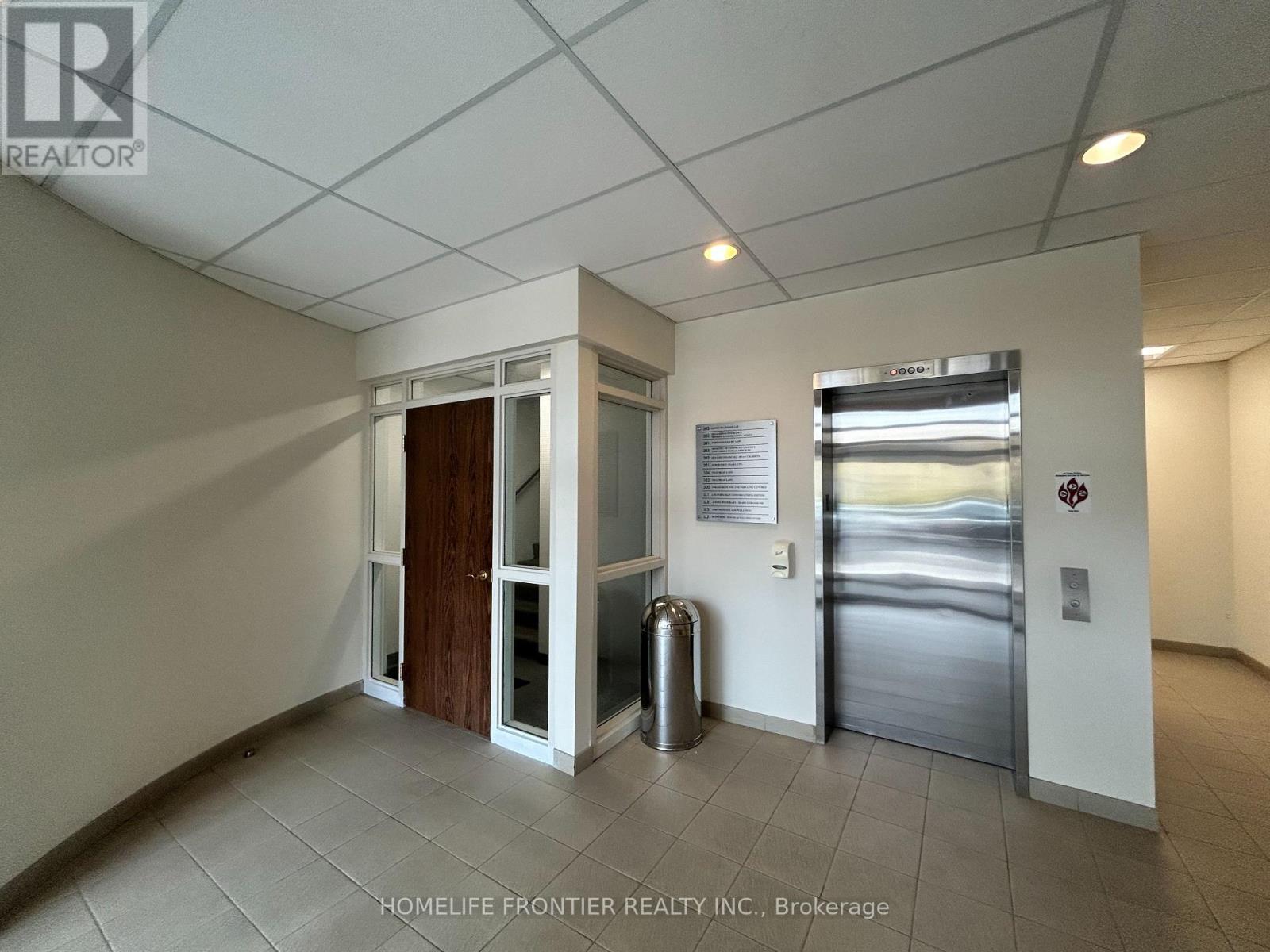 Ll5 - 390 Davis Drive, Newmarket, Ontario  L3Y 8J8 - Photo 3 - N12486069