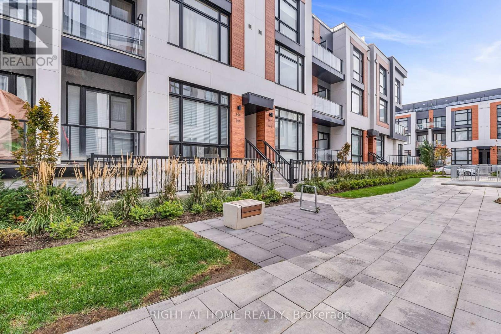 907 - 2 STECKLEY HOUSE LANE, Richmond Hill, Ontario