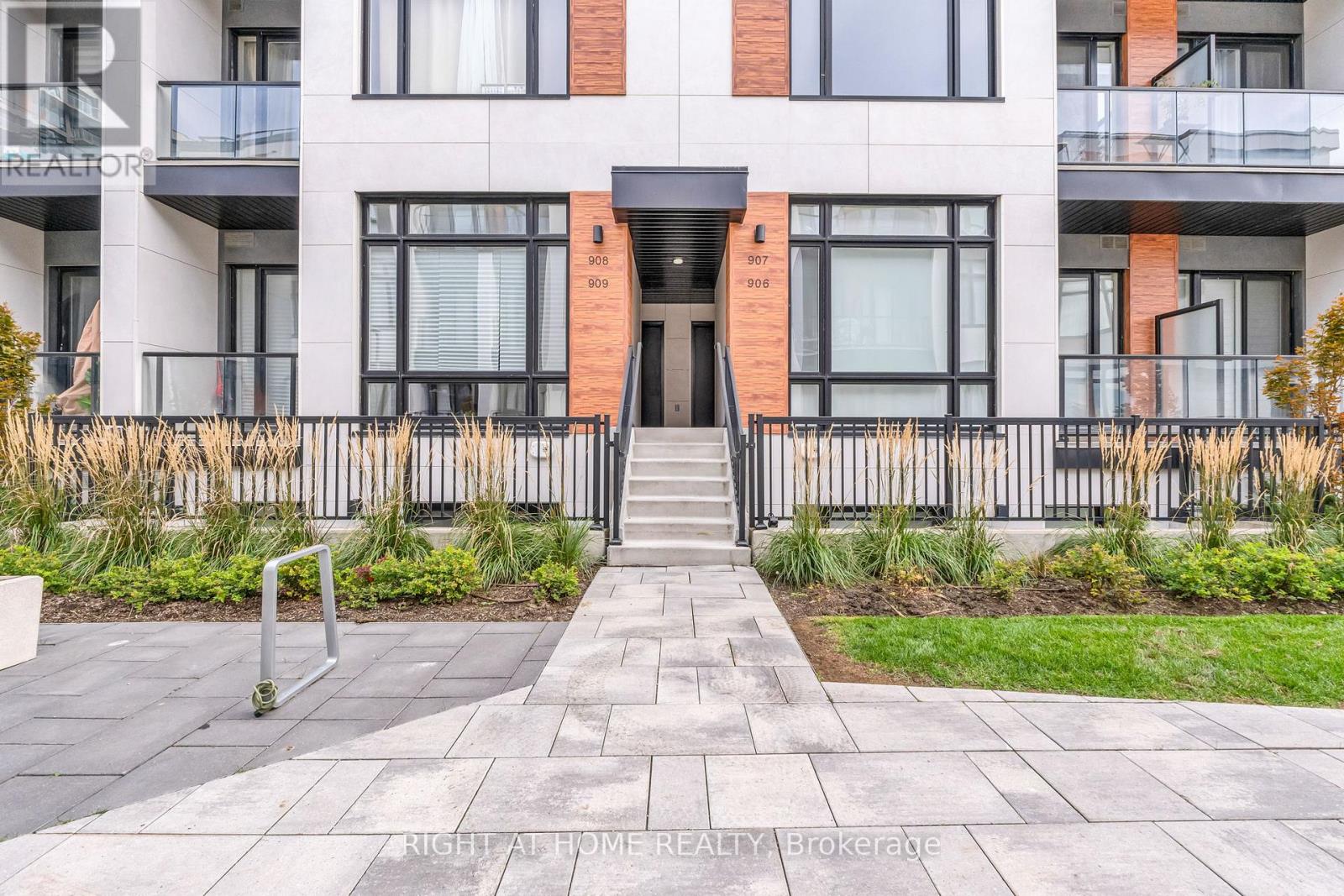 907 - 2 Steckley House Lane, Richmond Hill, Ontario  L4S 0N4 - Photo 10 - N12486104