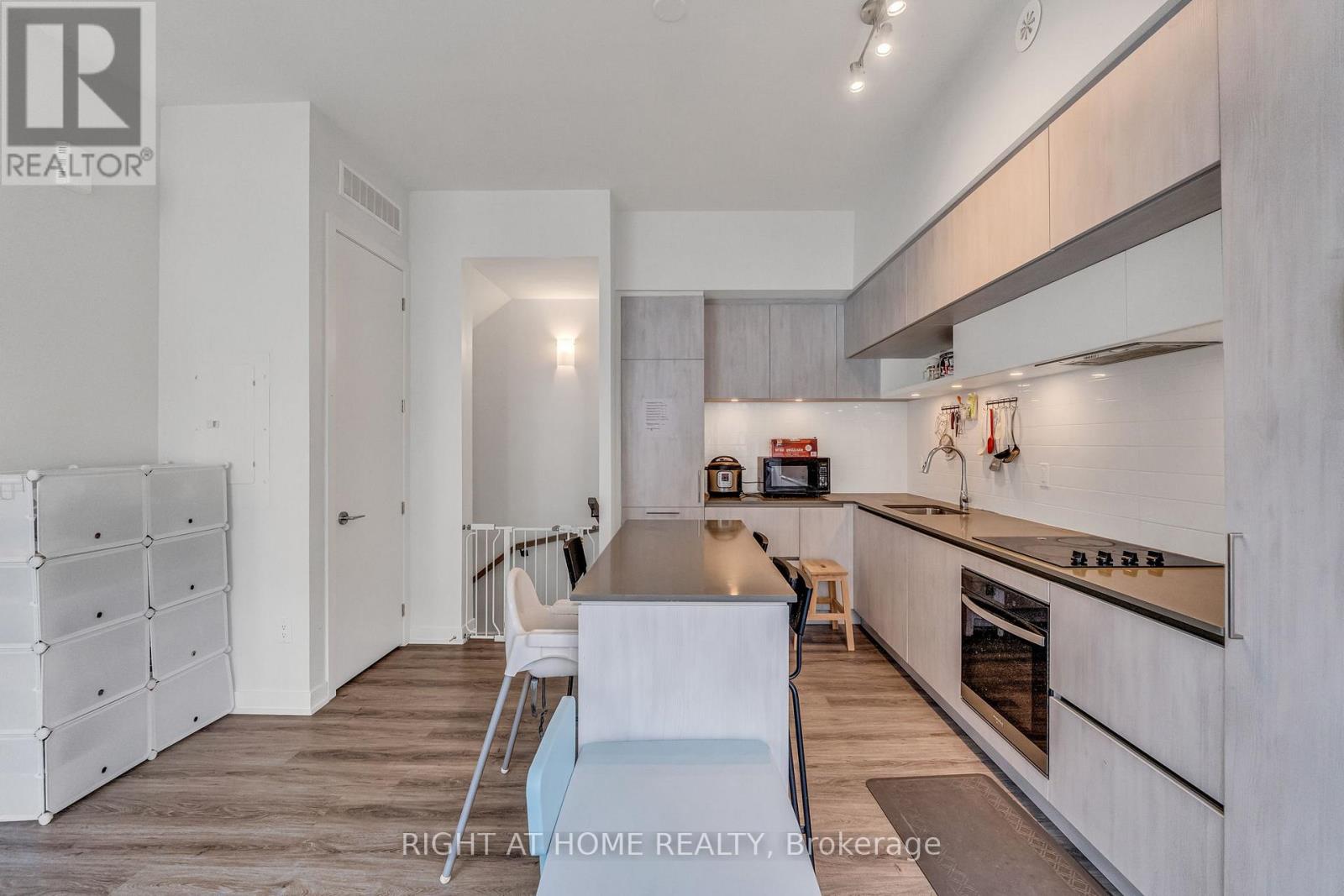 907 - 2 Steckley House Lane, Richmond Hill, Ontario  L4S 0N4 - Photo 12 - N12486104