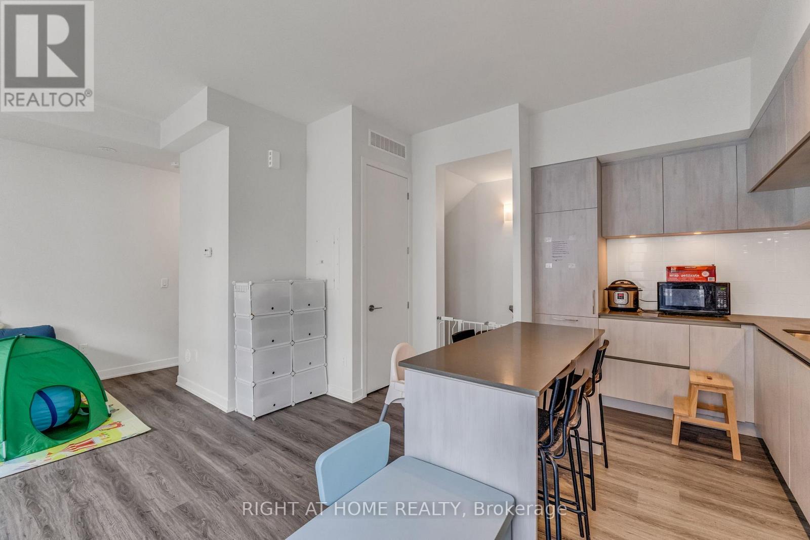 907 - 2 Steckley House Lane, Richmond Hill, Ontario  L4S 0N4 - Photo 13 - N12486104