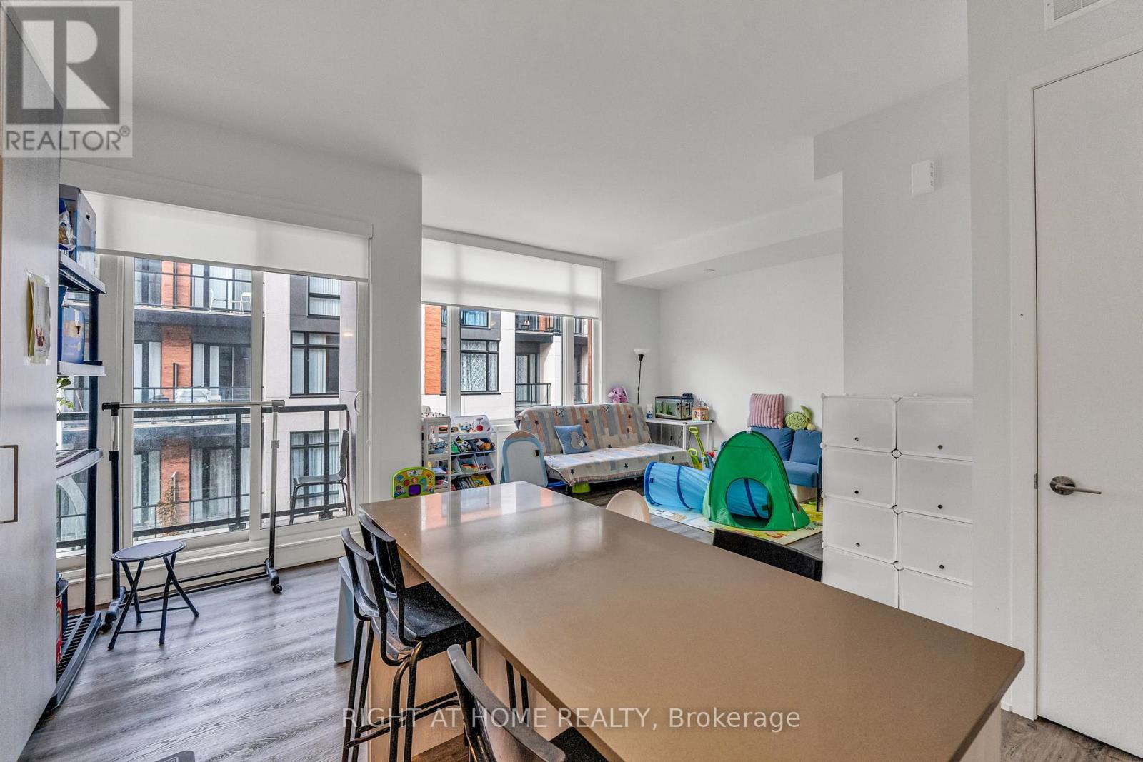 907 - 2 Steckley House Lane, Richmond Hill, Ontario  L4S 0N4 - Photo 2 - N12486104