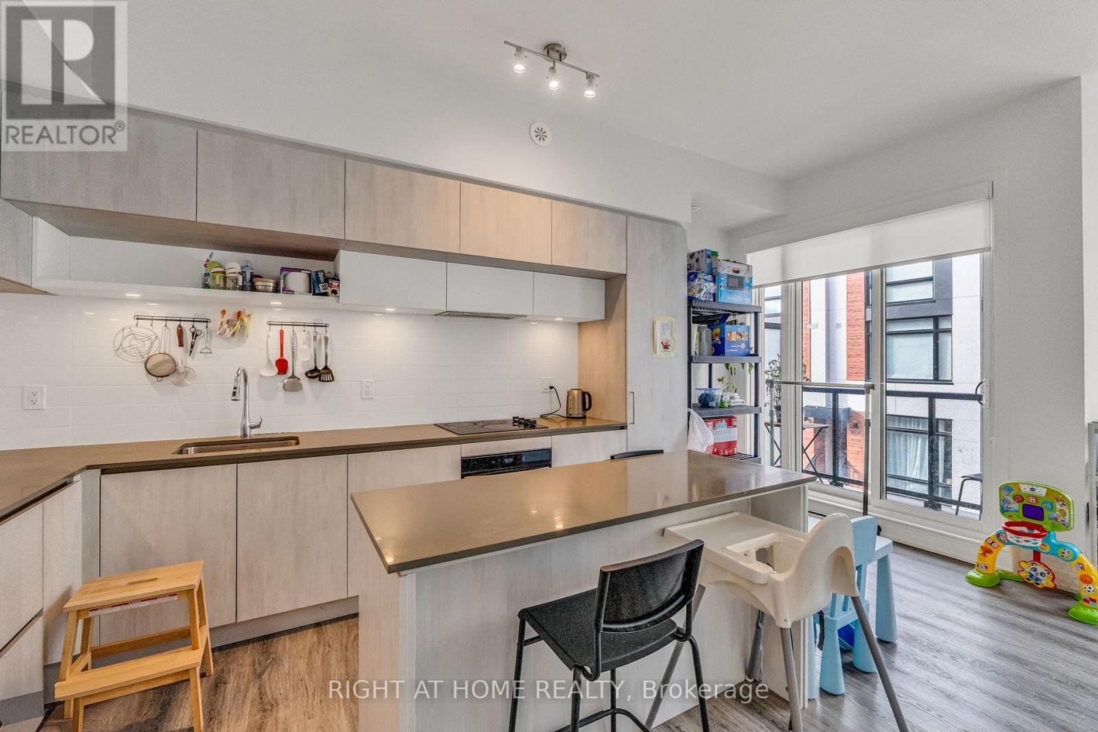 907 - 2 Steckley House Lane, Richmond Hill, Ontario  L4S 0N4 - Photo 3 - N12486104