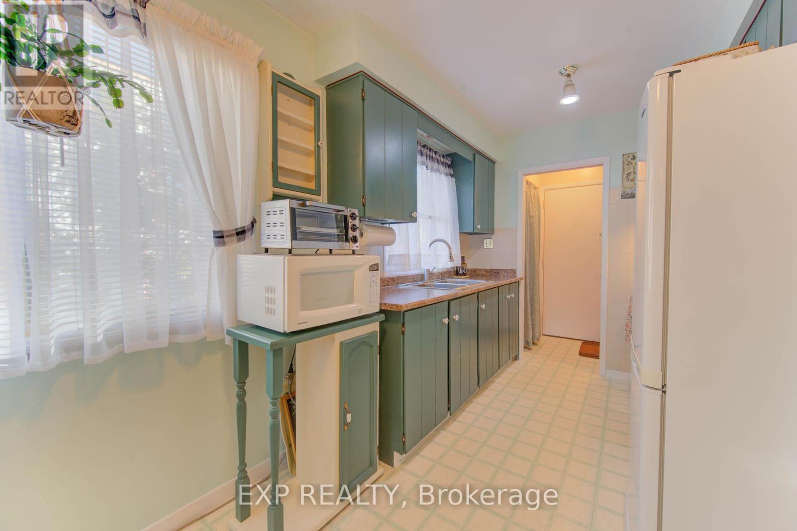 92 Halifax Drive, Kitchener, Ontario  N2B 3K7 - Photo 15 - X12486022