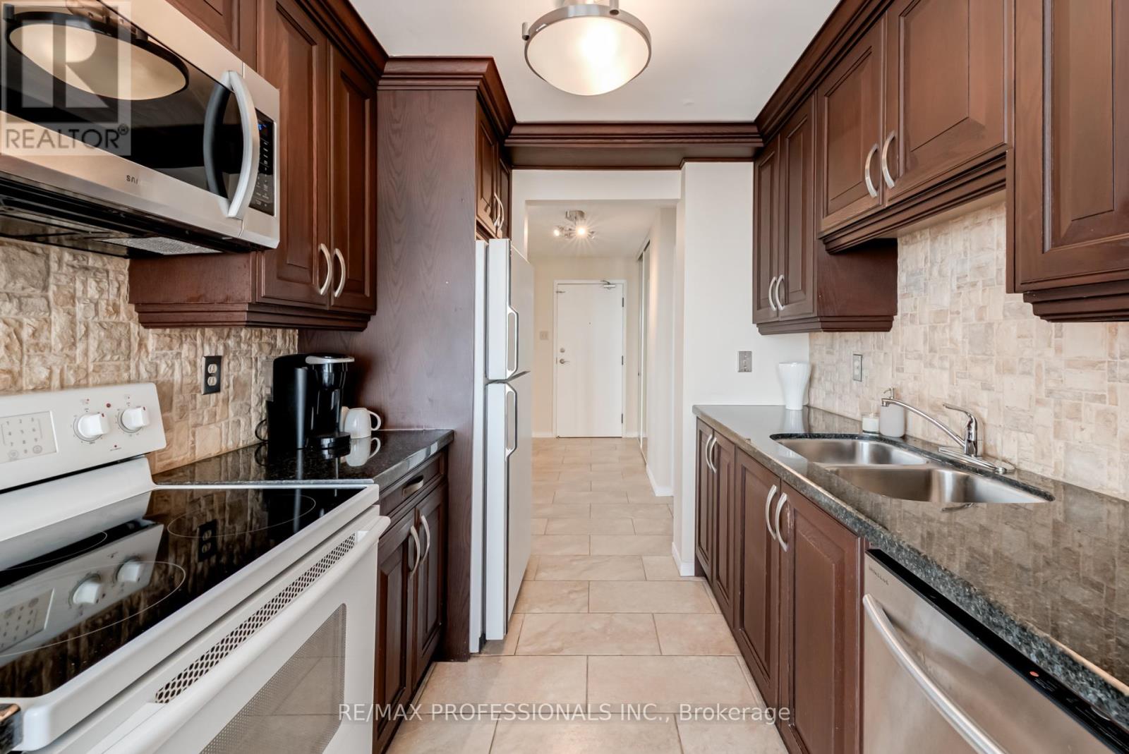 1703 - 700 Constellation Drive, Mississauga, Ontario  L5R 3G8 - Photo 10 - W12486071