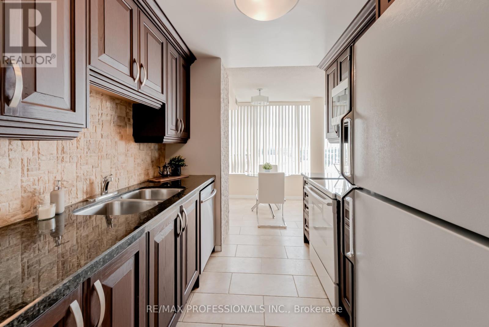 1703 - 700 Constellation Drive, Mississauga, Ontario  L5R 3G8 - Photo 12 - W12486071