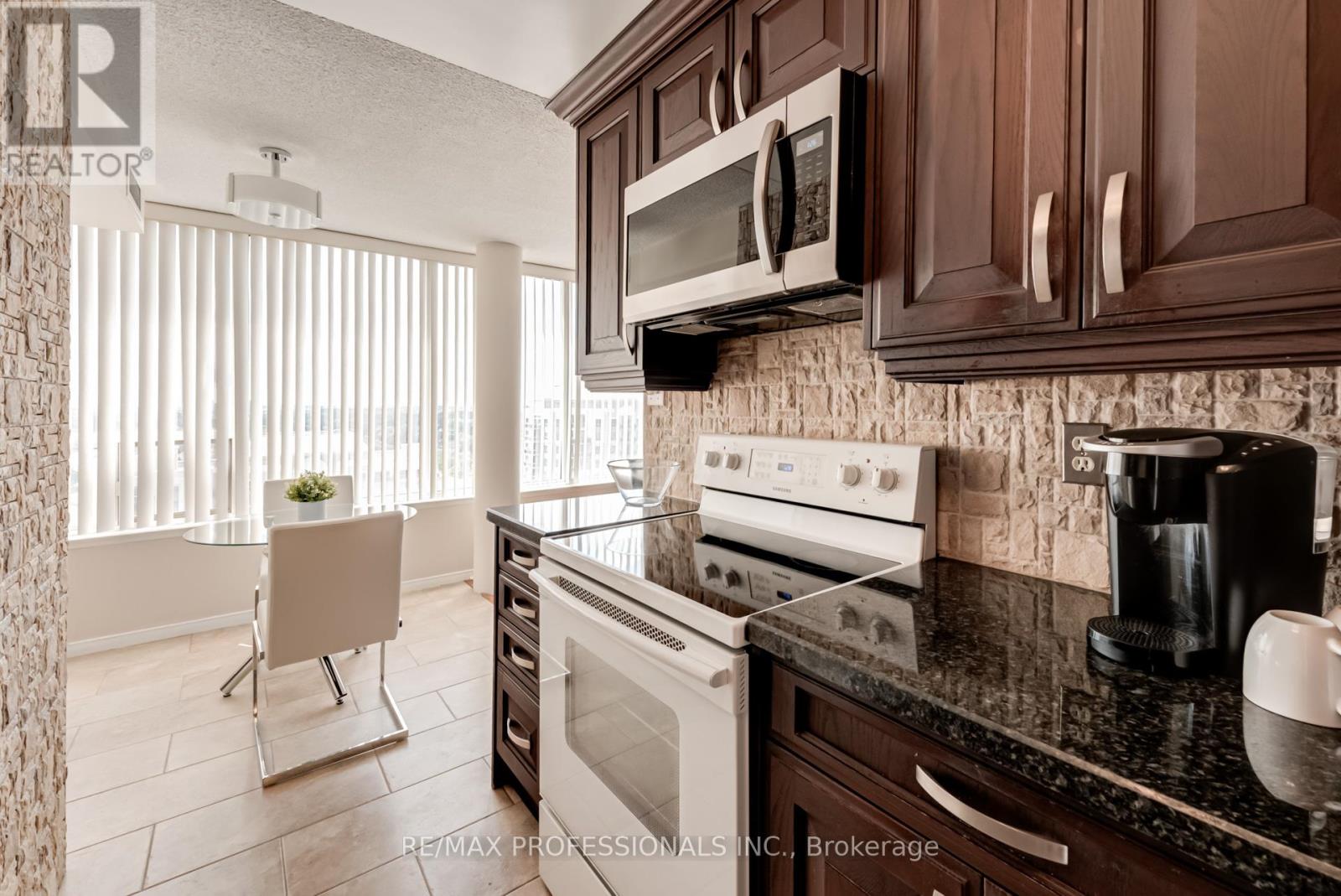 1703 - 700 Constellation Drive, Mississauga, Ontario  L5R 3G8 - Photo 13 - W12486071