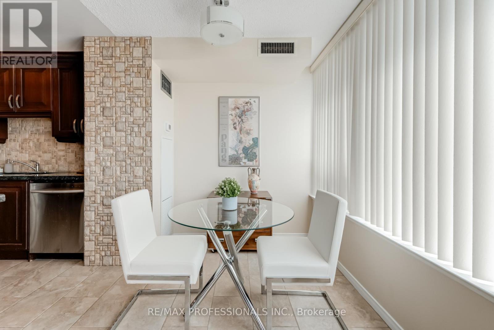 1703 - 700 Constellation Drive, Mississauga, Ontario  L5R 3G8 - Photo 16 - W12486071