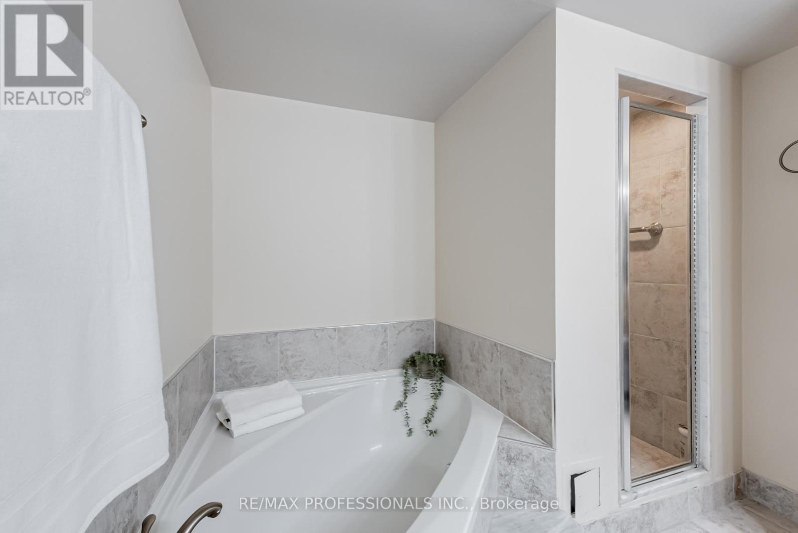 1703 - 700 Constellation Drive, Mississauga, Ontario  L5R 3G8 - Photo 25 - W12486071