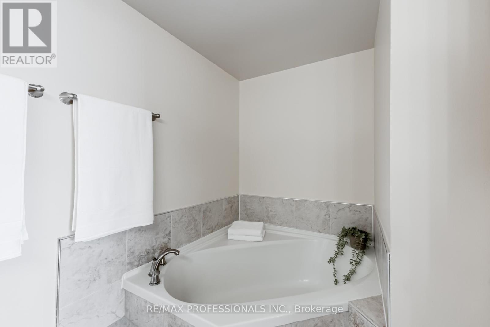 1703 - 700 Constellation Drive, Mississauga, Ontario  L5R 3G8 - Photo 26 - W12486071