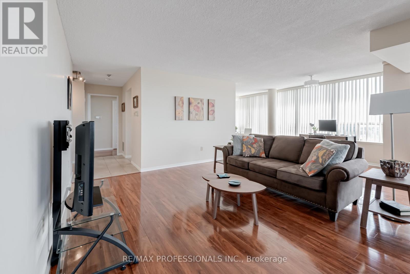 1703 - 700 Constellation Drive, Mississauga, Ontario  L5R 3G8 - Photo 3 - W12486071