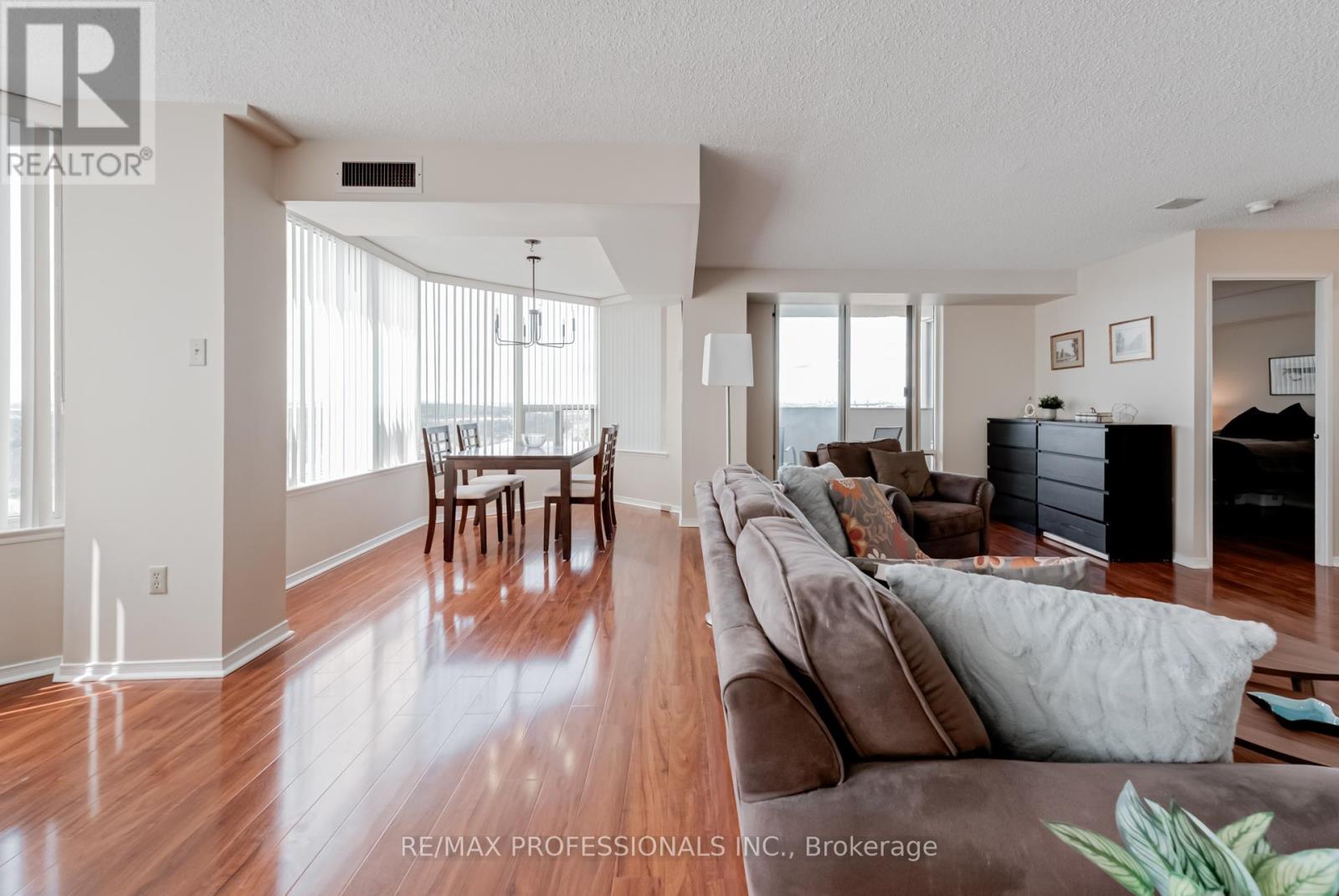 1703 - 700 Constellation Drive, Mississauga, Ontario  L5R 3G8 - Photo 5 - W12486071