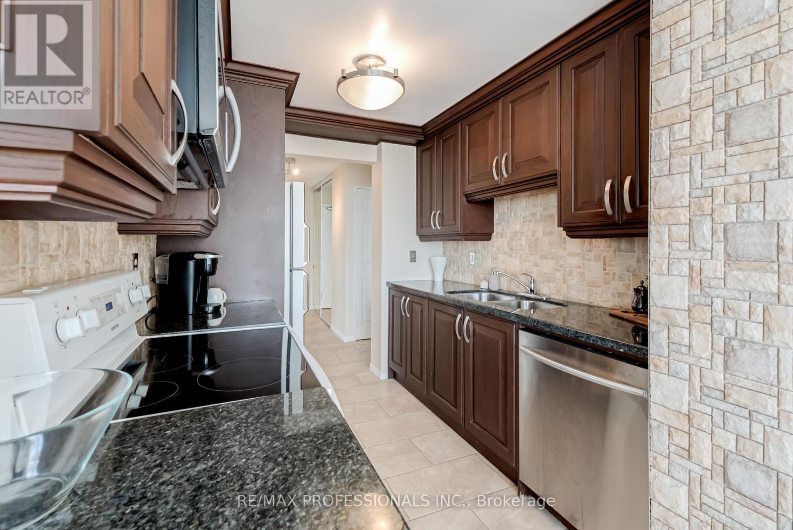 1703 - 700 Constellation Drive, Mississauga, Ontario  L5R 3G8 - Photo 9 - W12486071