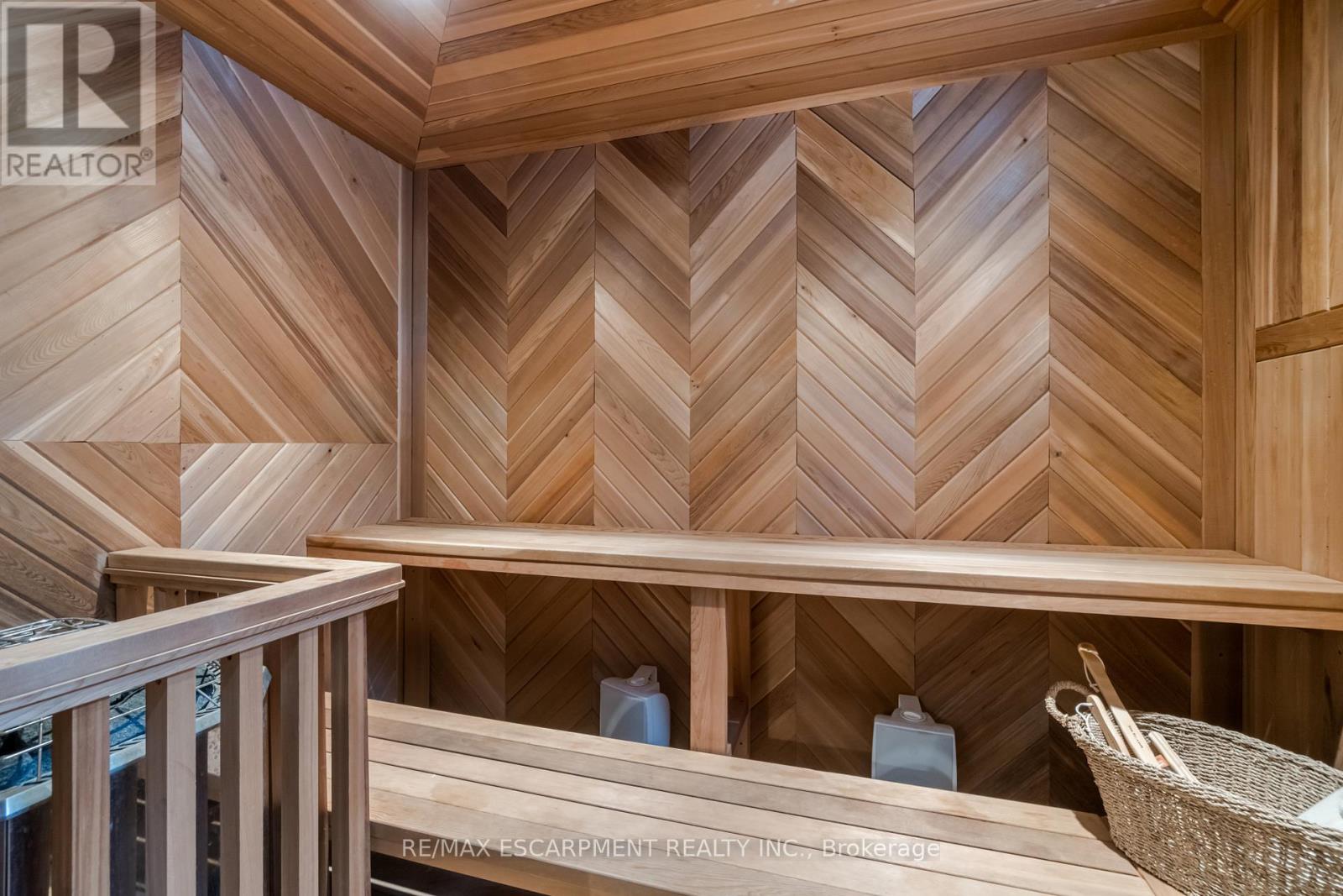 1476 Carmen Drive, Mississauga, Ontario  L5G 3Z1 - Photo 41 - W12486076