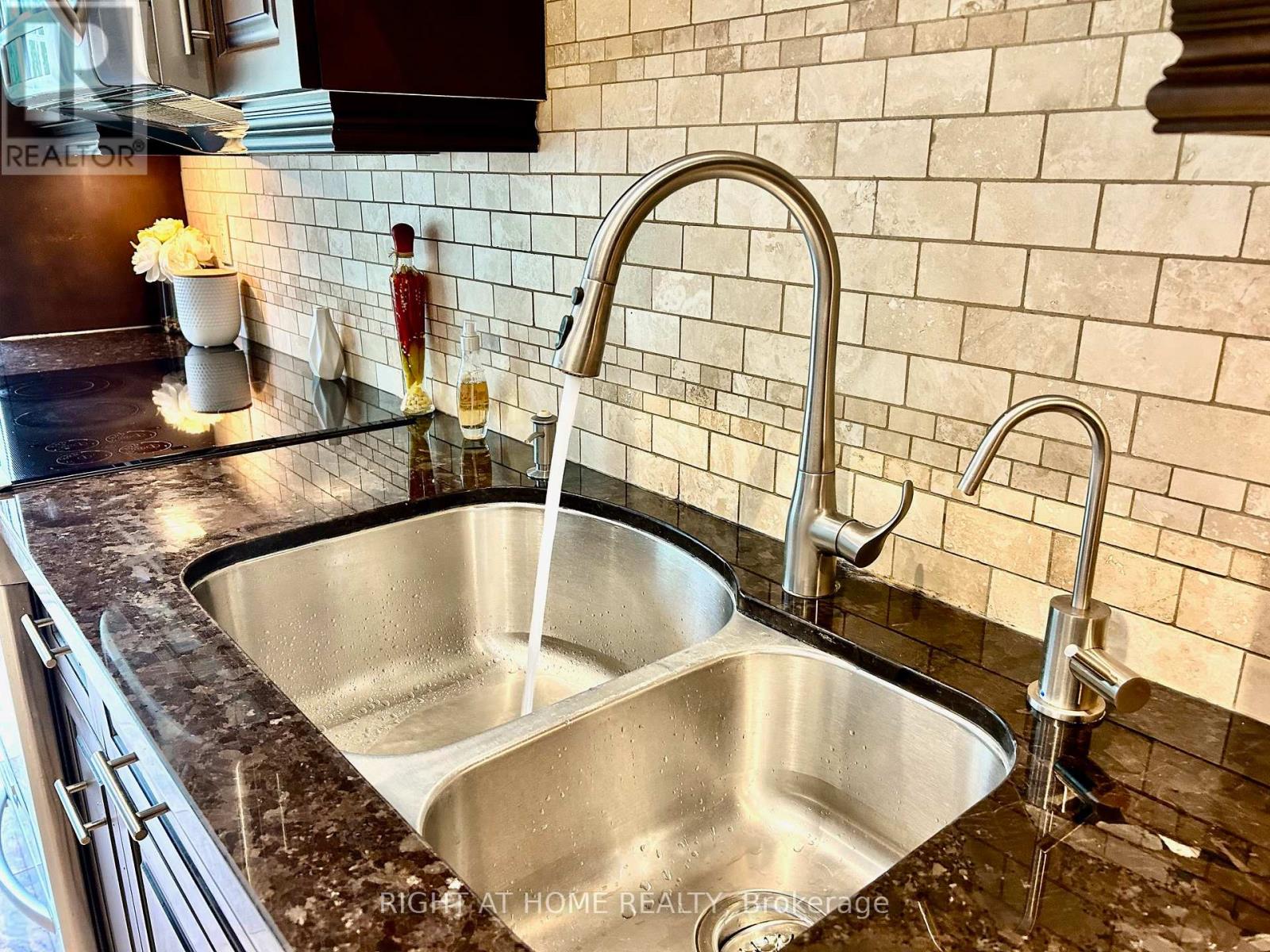 32 Heathcliffe Square, Brampton, Ontario  L6S 5P7 - Photo 5 - W12486090