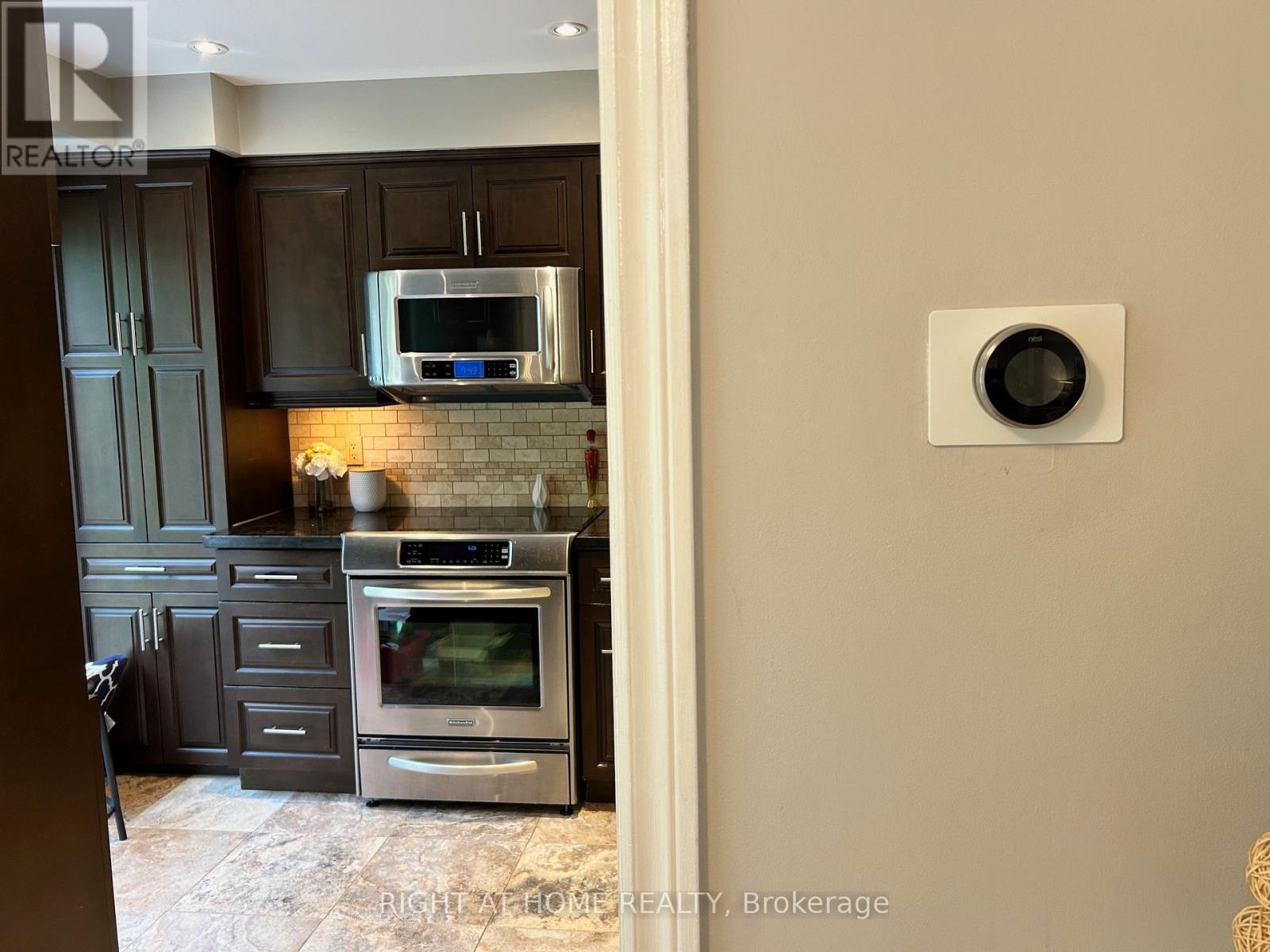 32 Heathcliffe Square, Brampton, Ontario  L6S 5P7 - Photo 6 - W12486090