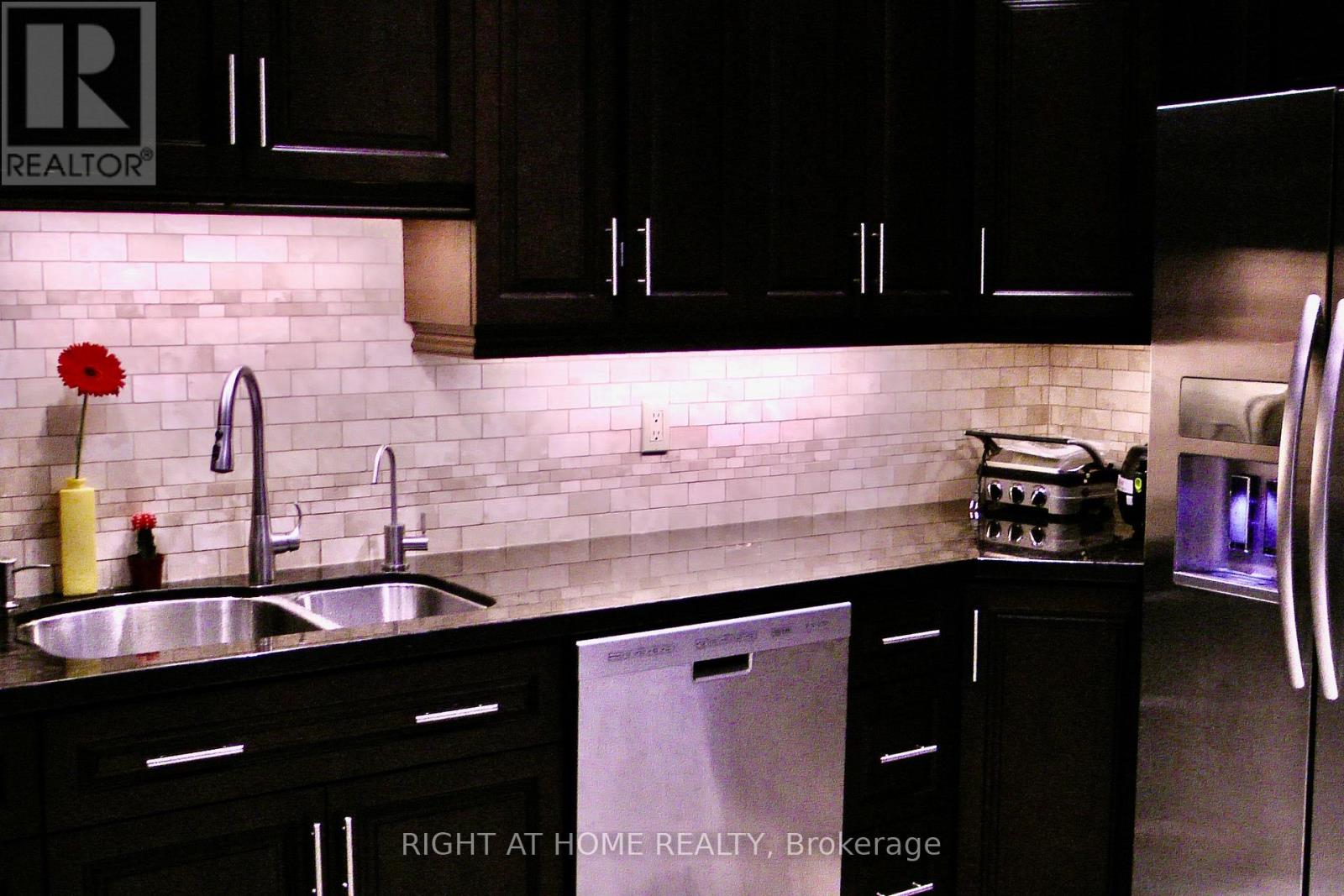 32 Heathcliffe Square, Brampton, Ontario  L6S 5P7 - Photo 7 - W12486090