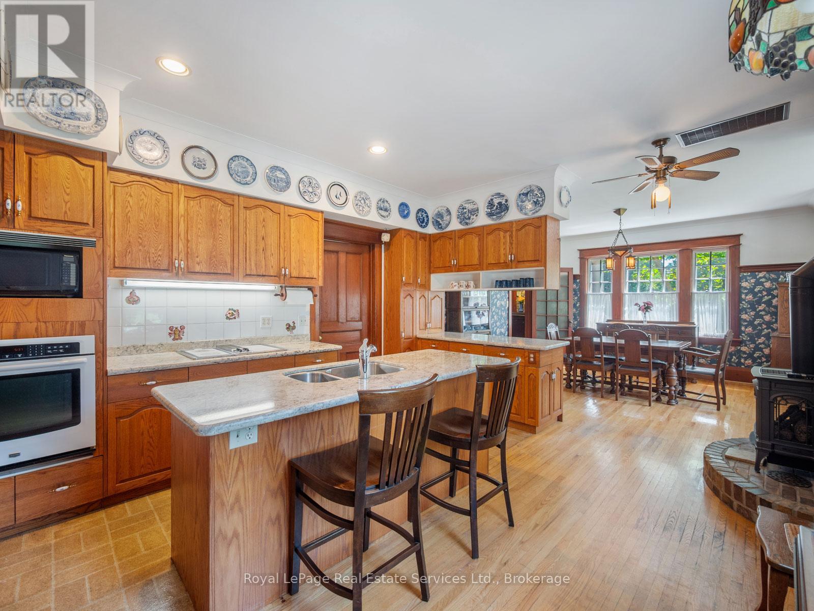 3175 Lakeshore Road W, Oakville, Ontario  L6L 1J7 - Photo 10 - W12486133