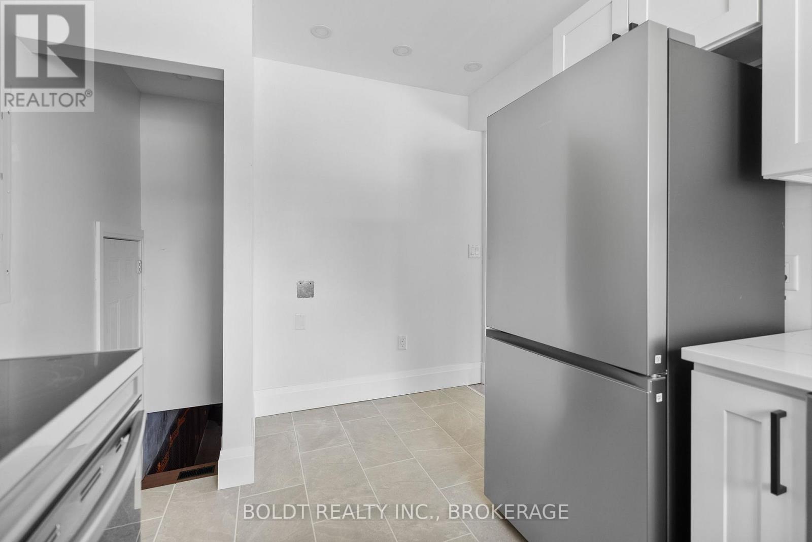 56 Lorne Street, St. Catharines, Ontario  L2P 3C4 - Photo 10 - X12486146