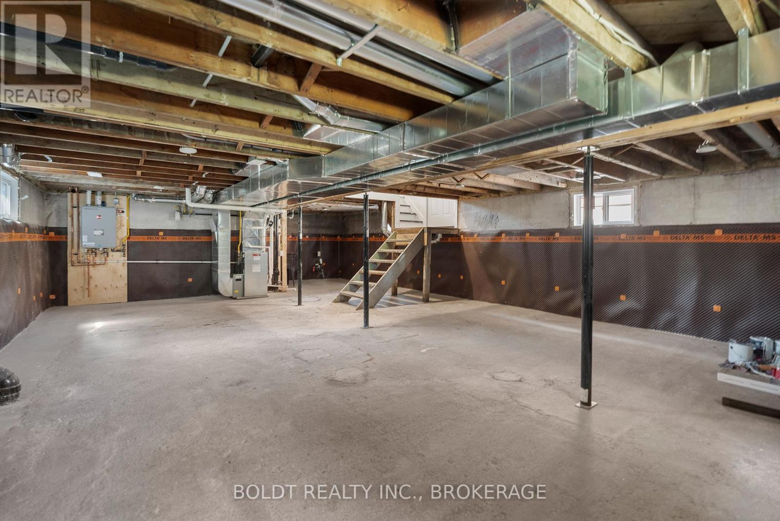 56 Lorne Street, St. Catharines, Ontario  L2P 3C4 - Photo 17 - X12486146