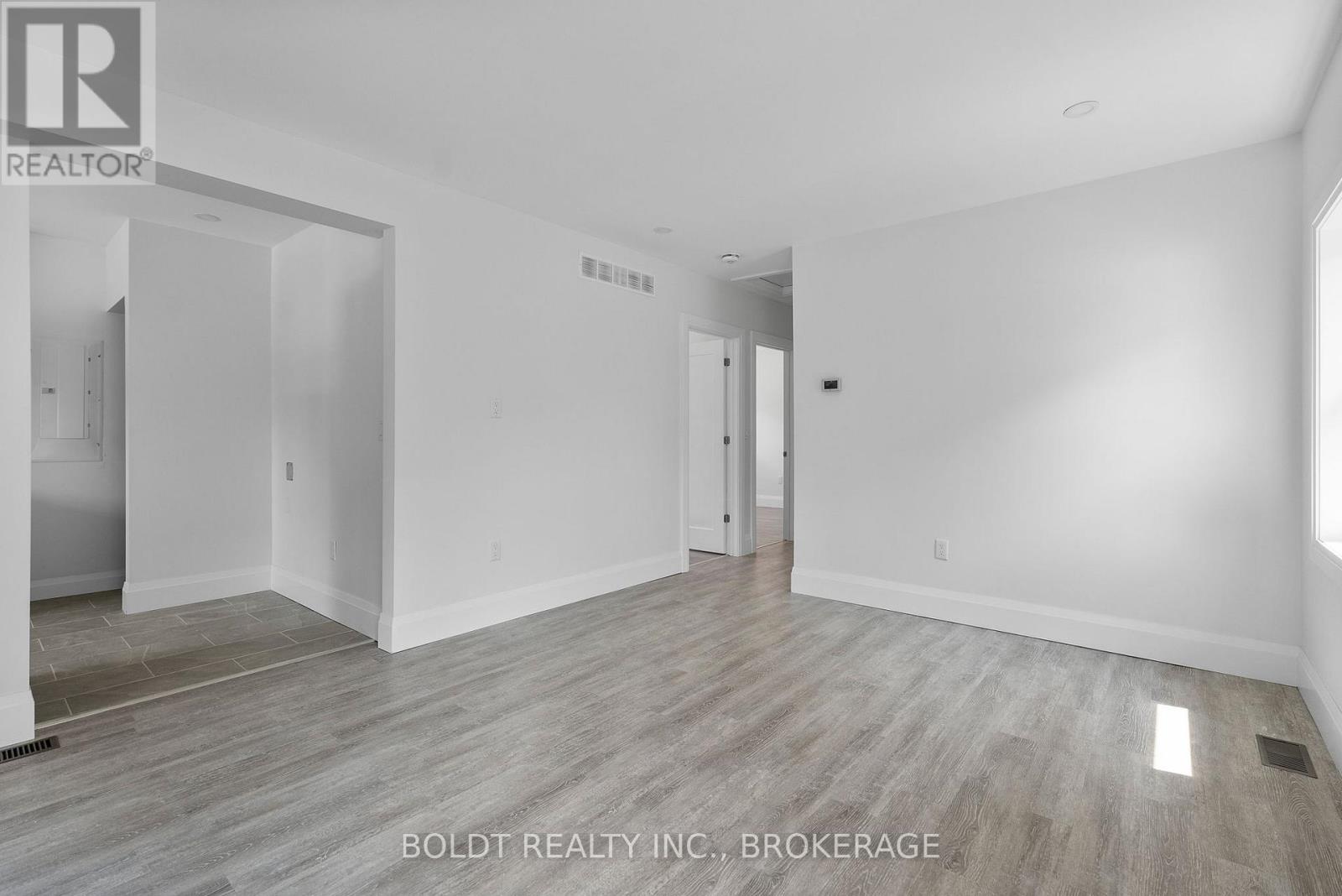 56 Lorne Street, St. Catharines, Ontario  L2P 3C4 - Photo 6 - X12486146