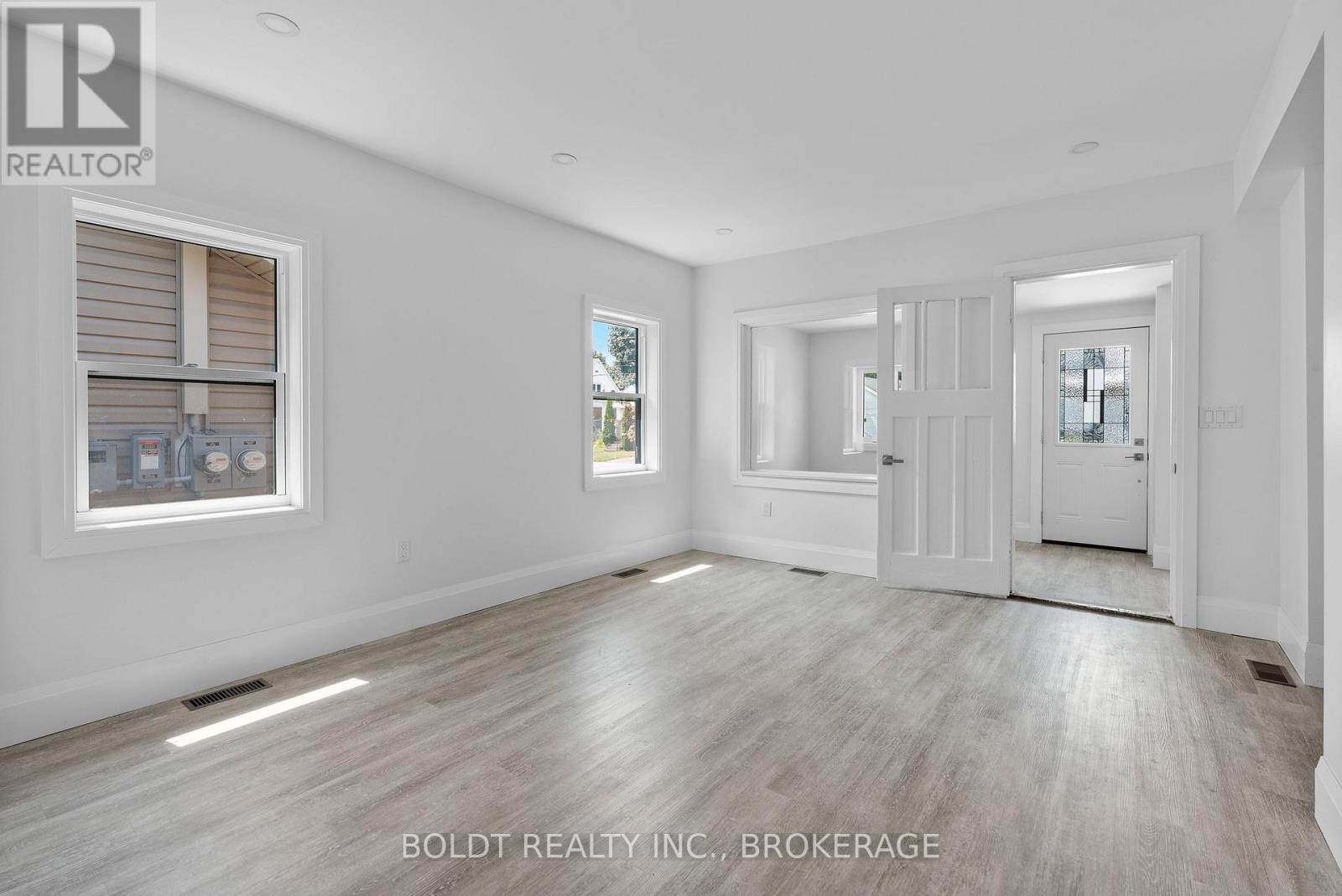 56 Lorne Street, St. Catharines, Ontario  L2P 3C4 - Photo 7 - X12486146