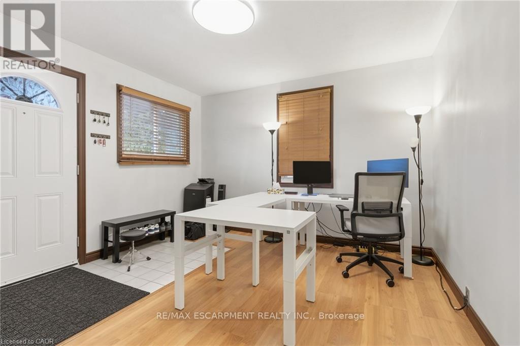 267 Thayer Avenue, Hamilton, Ontario  L9A 1J6 - Photo 6 - X12486039