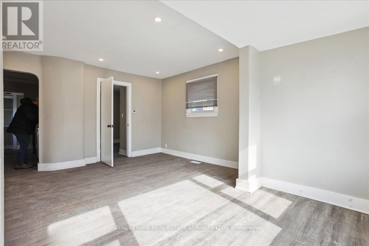 19 Seneca Street, St. Catharines, Ontario  L2R 2V1 - Photo 4 - X12486116