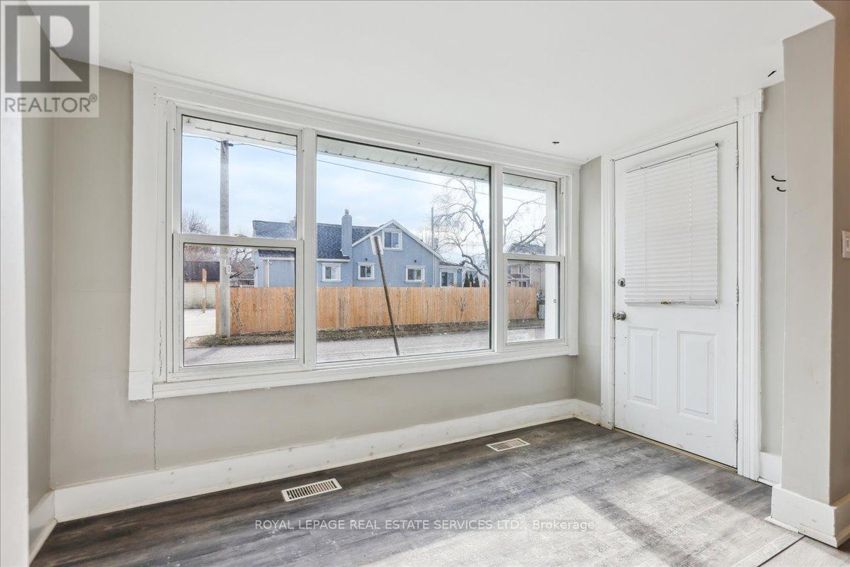 19 Seneca Street, St. Catharines, Ontario  L2R 2V1 - Photo 5 - X12486116