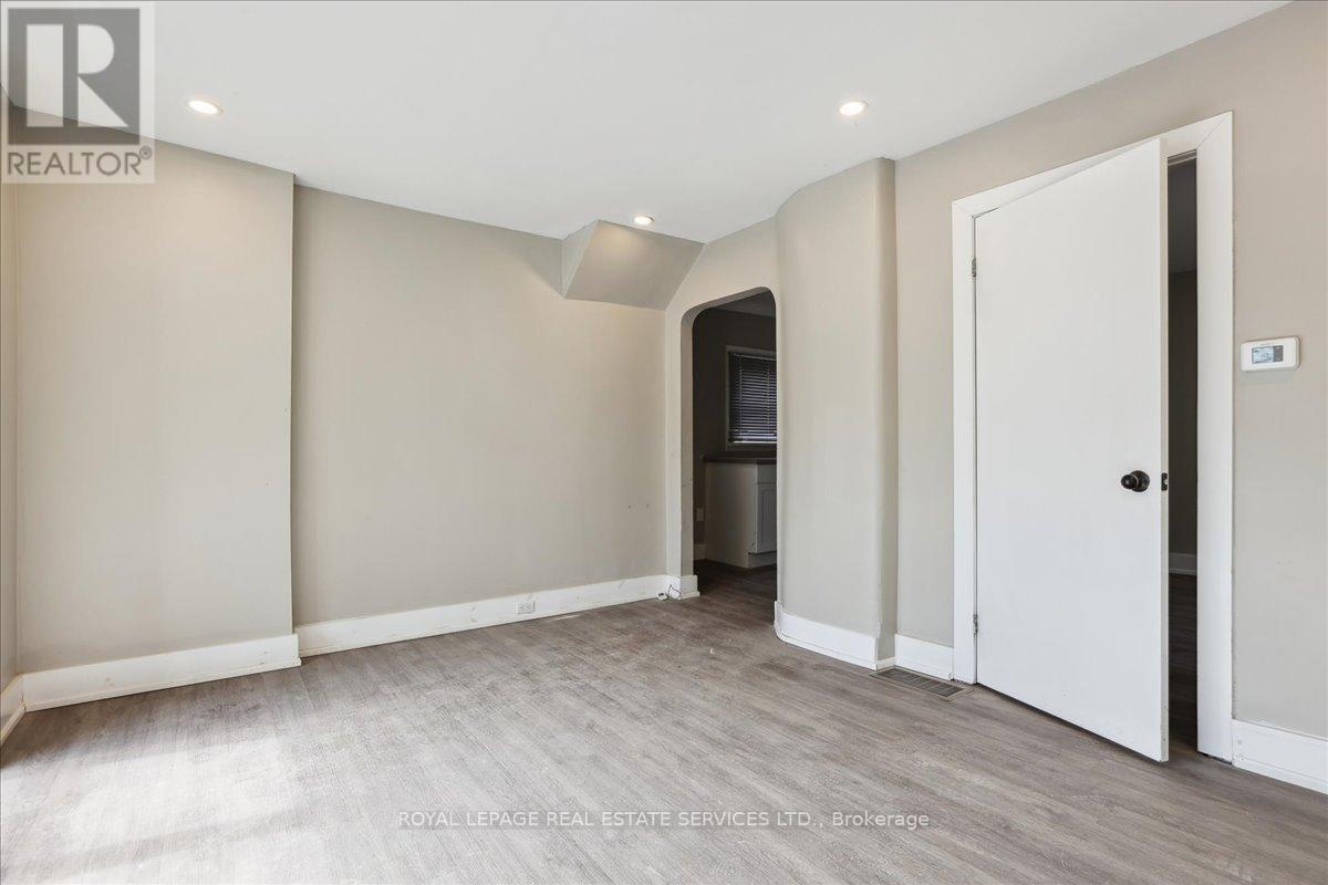 19 Seneca Street, St. Catharines, Ontario  L2R 2V1 - Photo 6 - X12486116