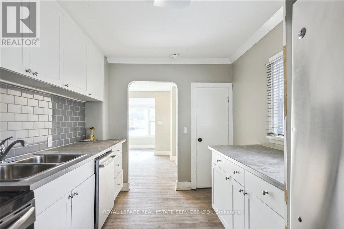 19 Seneca Street, St. Catharines, Ontario  L2R 2V1 - Photo 9 - X12486116