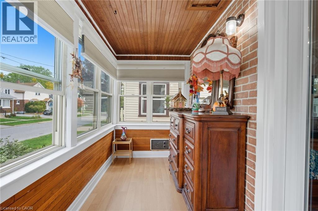 4 Manning Street, St. Catharines, Ontario  L2R 1H9 - Photo 2 - 40783710