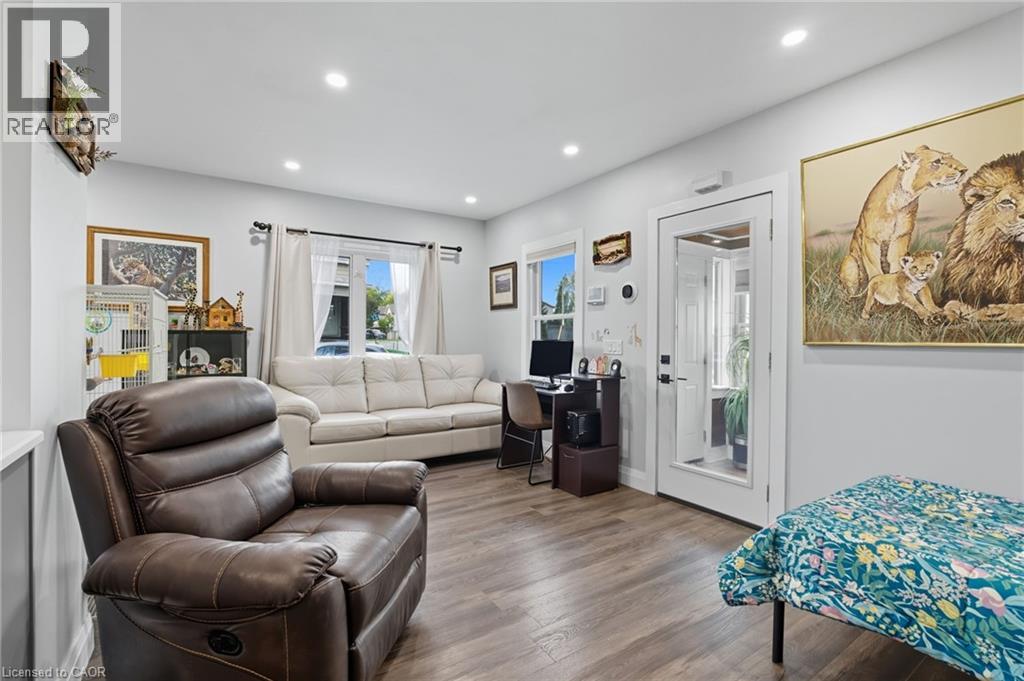 4 Manning Street, St. Catharines, Ontario  L2R 1H9 - Photo 3 - 40783710