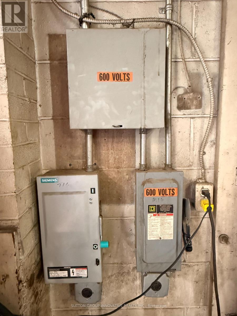 2070 Queensway Drive, Burlington, Ontario  L7R 3T1 - Photo 7 - W12481193