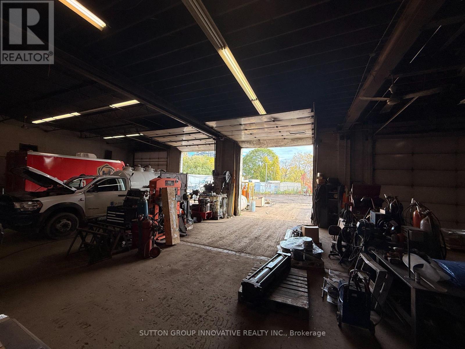 2070 Queensway Drive, Burlington, Ontario  L7R 3T1 - Photo 5 - W12481193