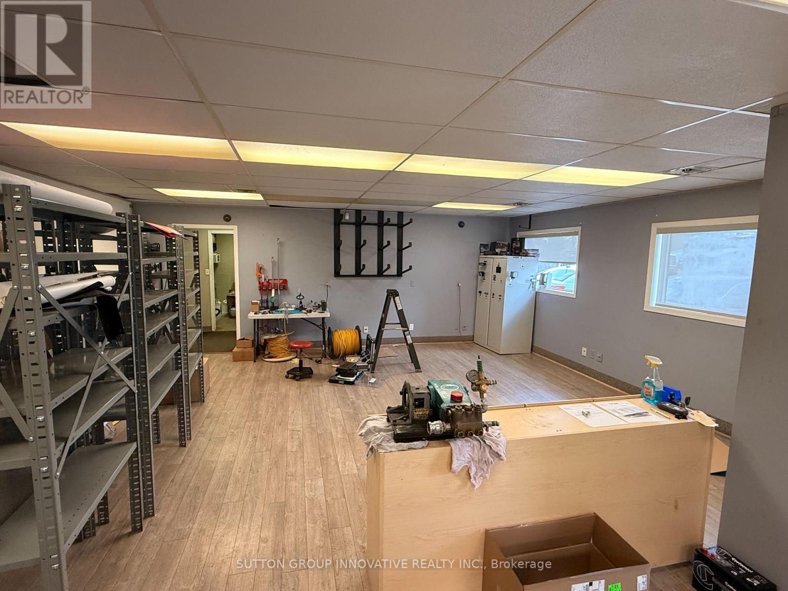 2070 Queensway Drive, Burlington, Ontario  L7R 3T1 - Photo 2 - W12481193