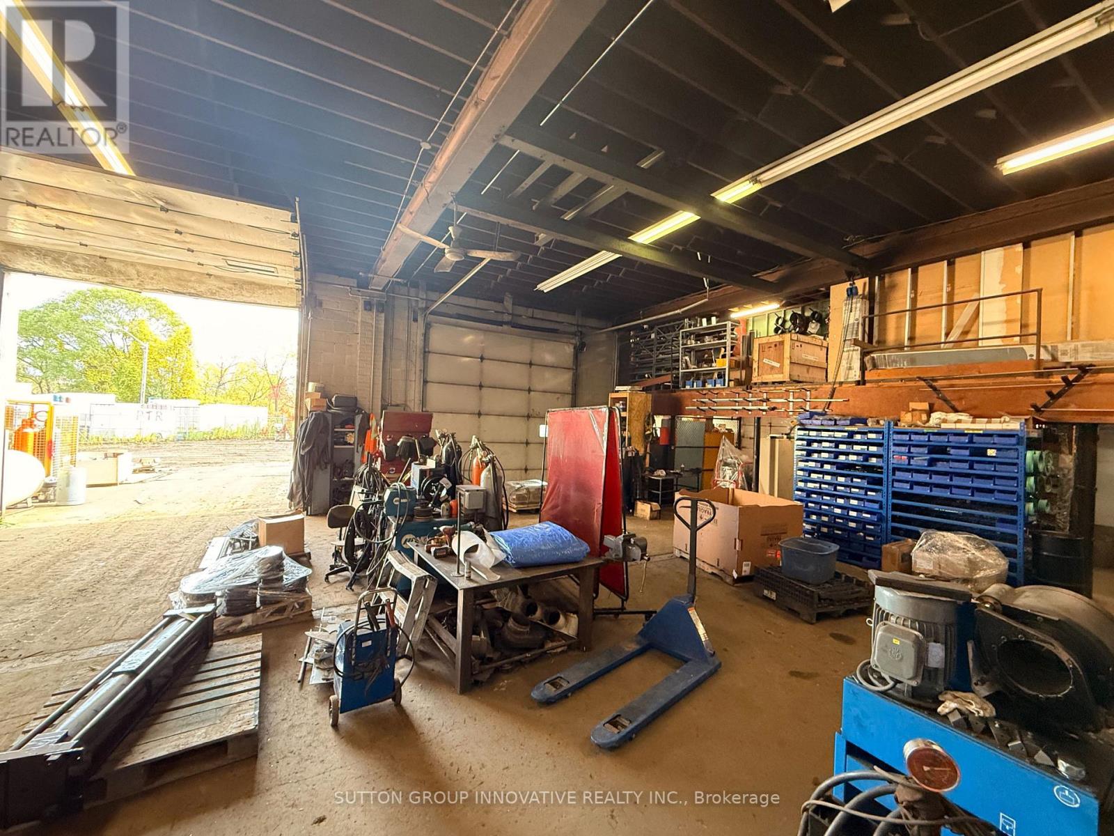 2070 Queensway Drive, Burlington, Ontario  L7R 3T1 - Photo 6 - W12481193