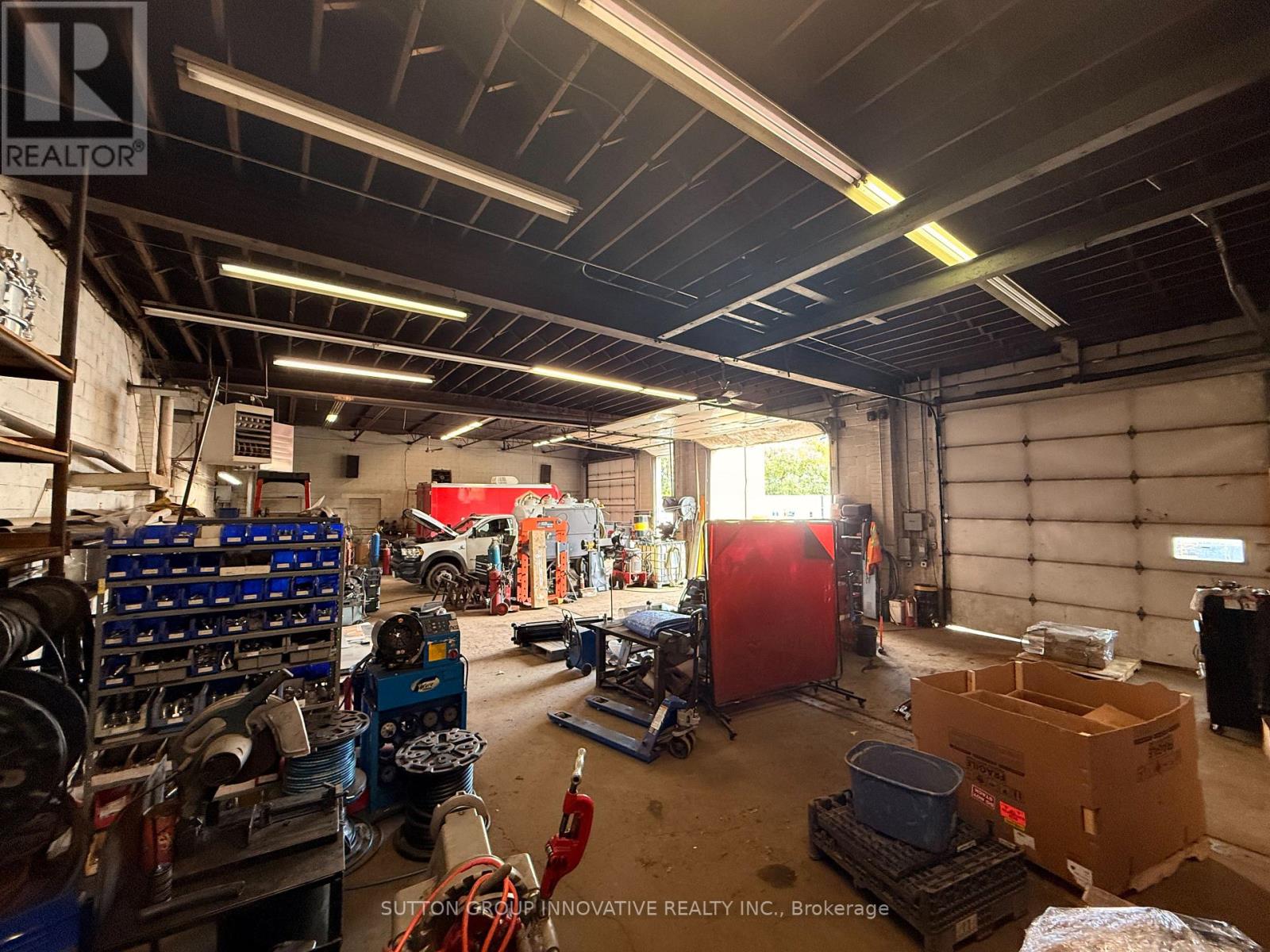 2070 Queensway Drive, Burlington, Ontario  L7R 3T1 - Photo 4 - W12481193