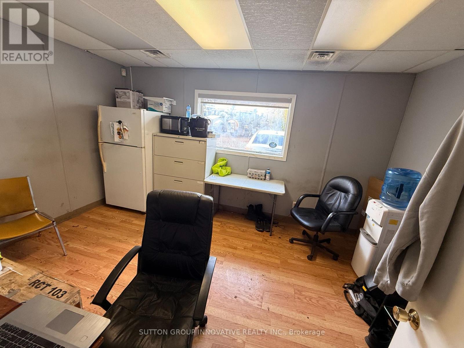 2070 Queensway Drive, Burlington, Ontario  L7R 3T1 - Photo 3 - W12481193