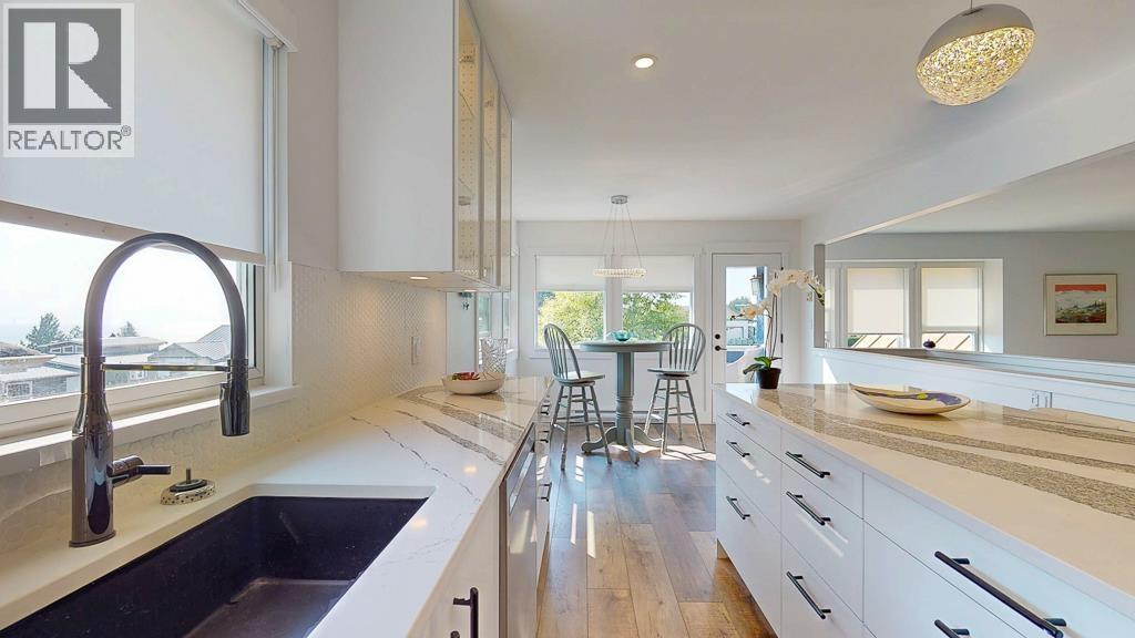 4868 Bluegrouse Drive, Sechelt, British Columbia  V7Z 0G4 - Photo 4 - R3043459