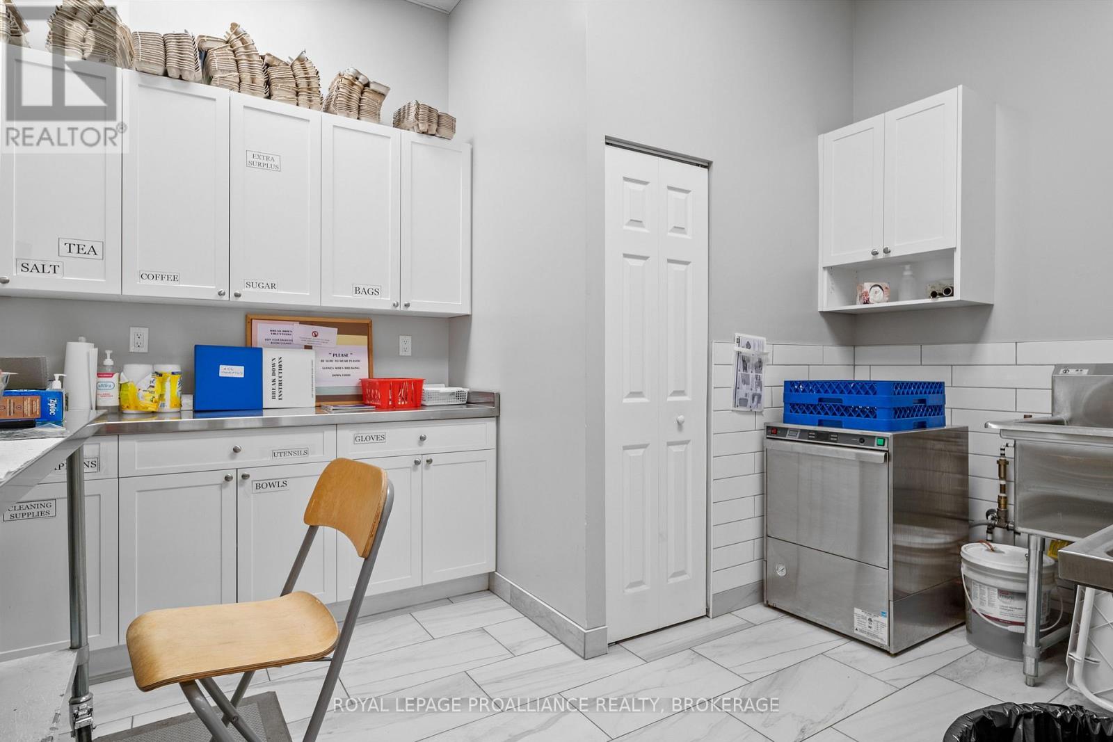 140 Hickson Avenue, Kingston (East Of Sir John A. Blvd), Ontario  K7K 2N6 - Photo 6 - X12486260