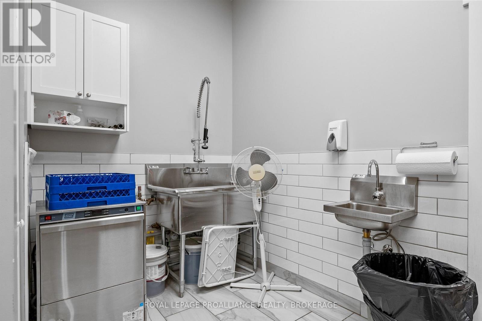 140 Hickson Avenue, Kingston (East Of Sir John A. Blvd), Ontario  K7K 2N6 - Photo 7 - X12486260