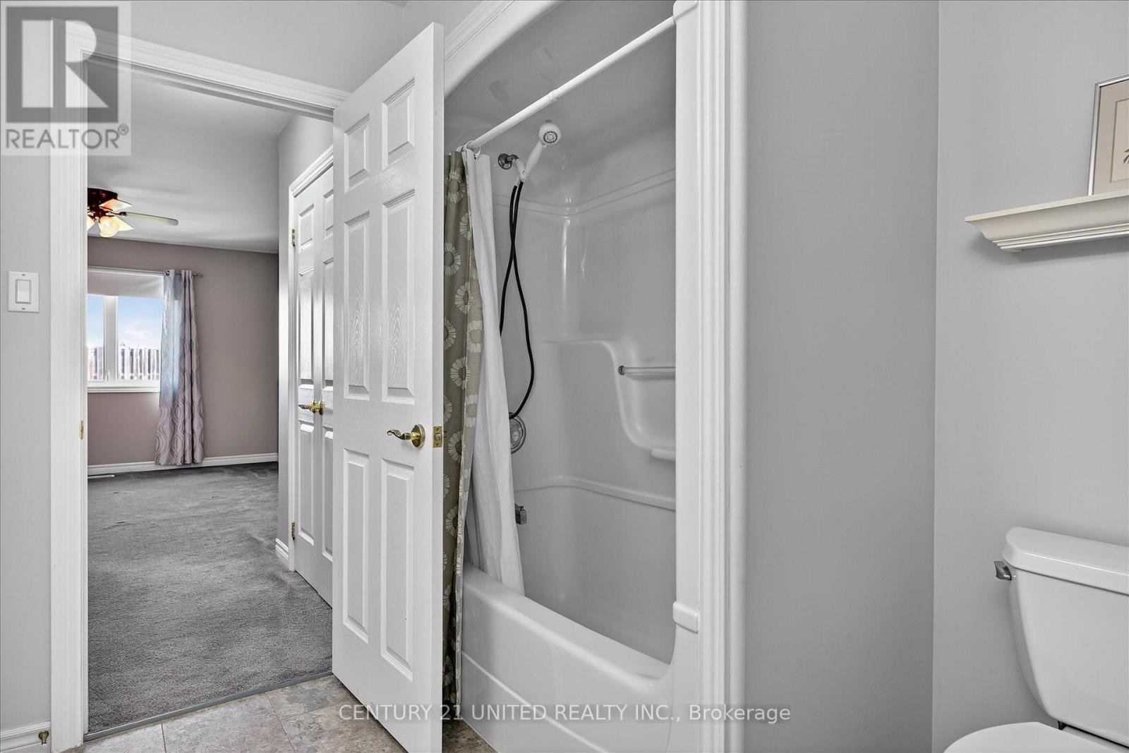 6 Village Crescent, Peterborough (Otonabee Ward 1), Ontario  K9J 8S7 - Photo 17 - X12486284