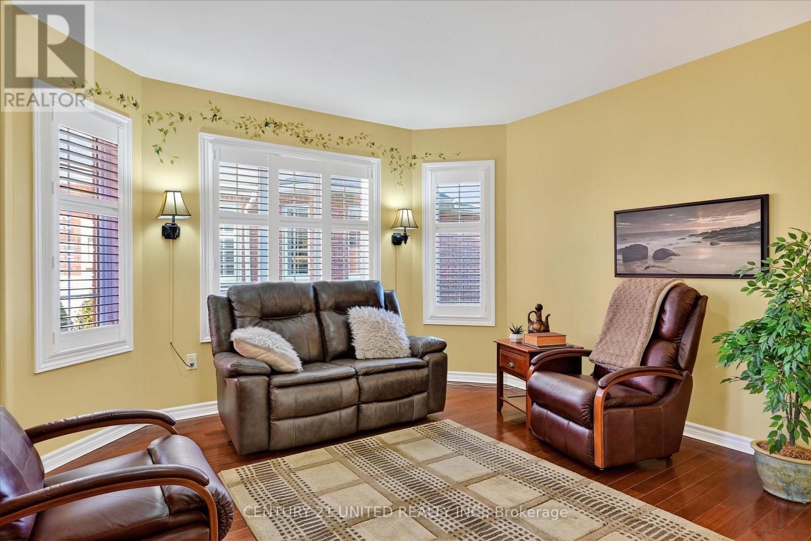 6 Village Crescent, Peterborough (Otonabee Ward 1), Ontario  K9J 8S7 - Photo 2 - X12486284