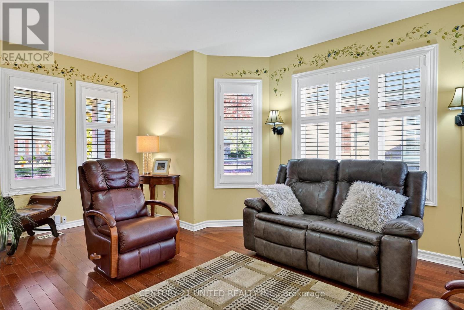 6 Village Crescent, Peterborough (Otonabee Ward 1), Ontario  K9J 8S7 - Photo 3 - X12486284