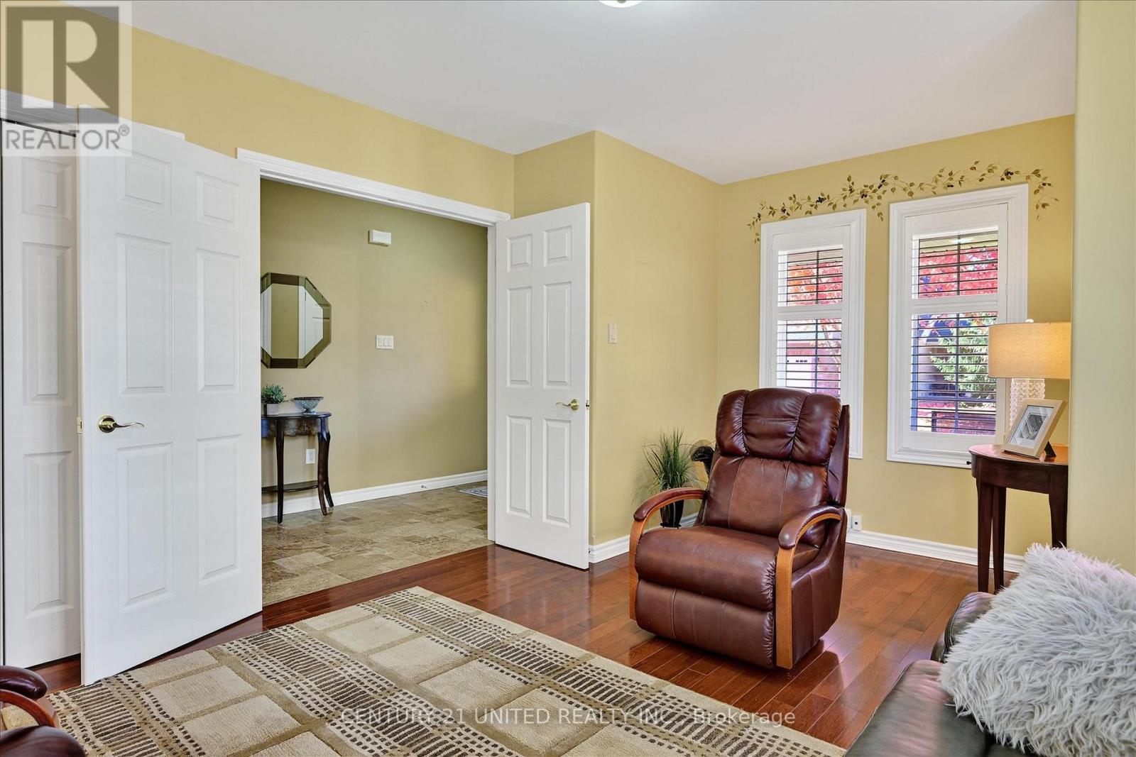 6 Village Crescent, Peterborough (Otonabee Ward 1), Ontario  K9J 8S7 - Photo 4 - X12486284