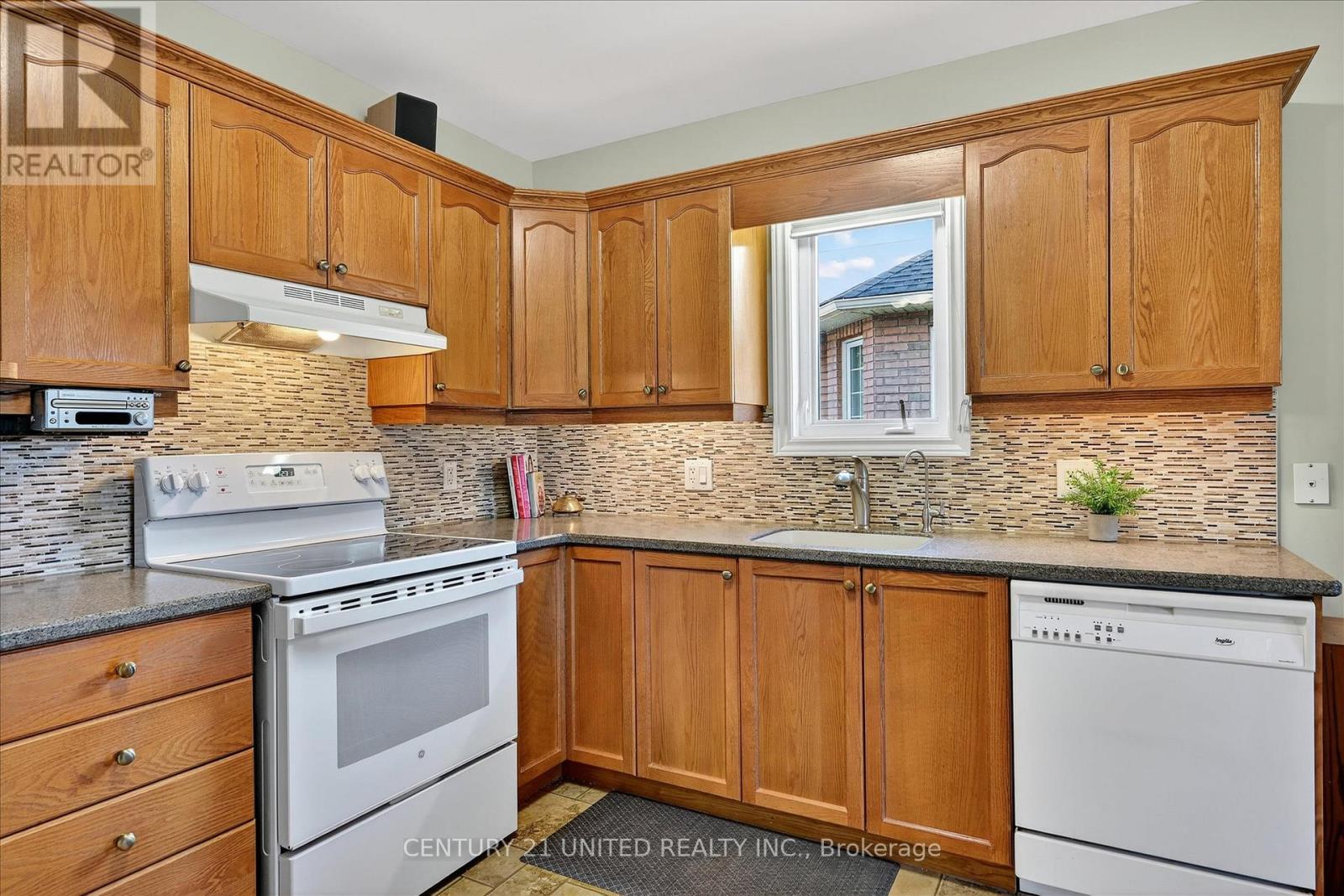 6 Village Crescent, Peterborough (Otonabee Ward 1), Ontario  K9J 8S7 - Photo 6 - X12486284