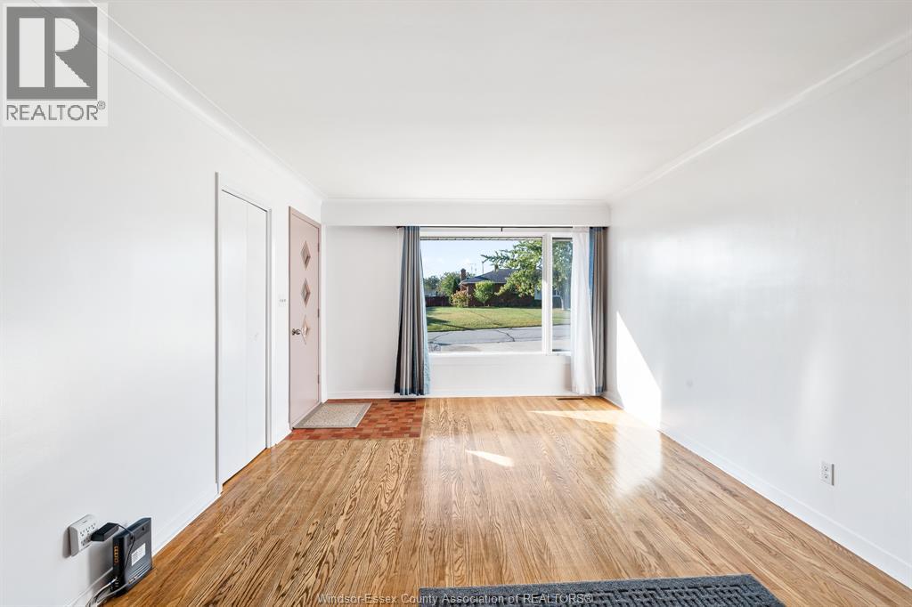 4 Douglas Avenue, Leamington, Ontario  N8H 2G2 - Photo 5 - 25025907